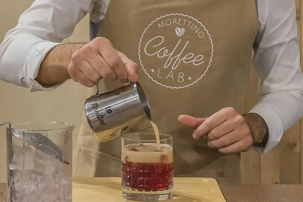 Preparazione di Sant&rsquo;Espresso Morettino Due cocktail per la notte di Capodanno firmati Morettino