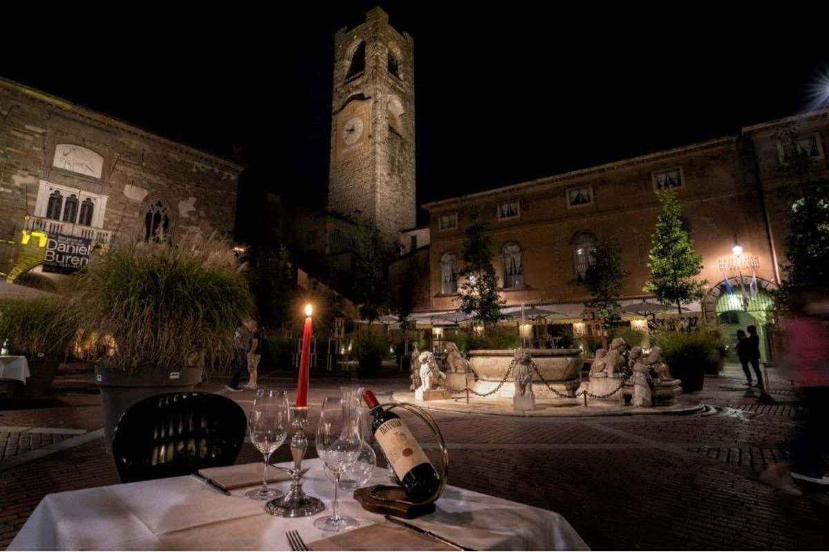 Sant'Ambroeus in Piazza Vecchia a Bergamo Trattoria Sant'Ambroeus la lite con gli americani per in nome del locale di Bergamo Alta