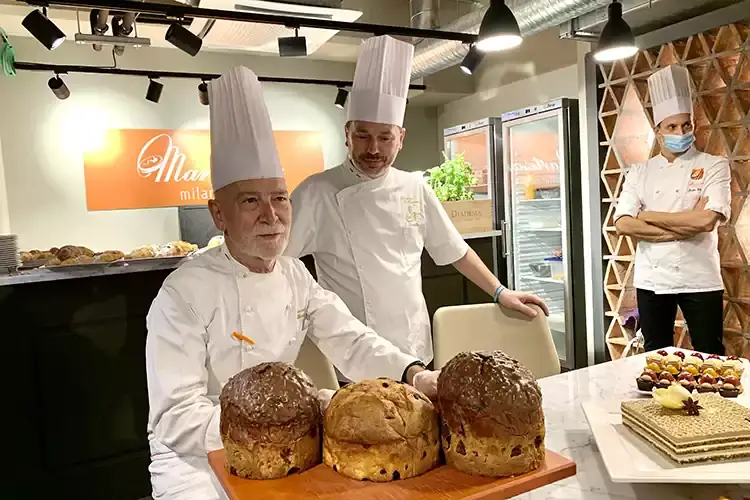 Vincenzo Santoro e Domenico di Clemente con i panettoni, tradizionale e ai lati la novit&agrave; alle Nocciole Martesana firma la collezione Autunno-Inverno 2021