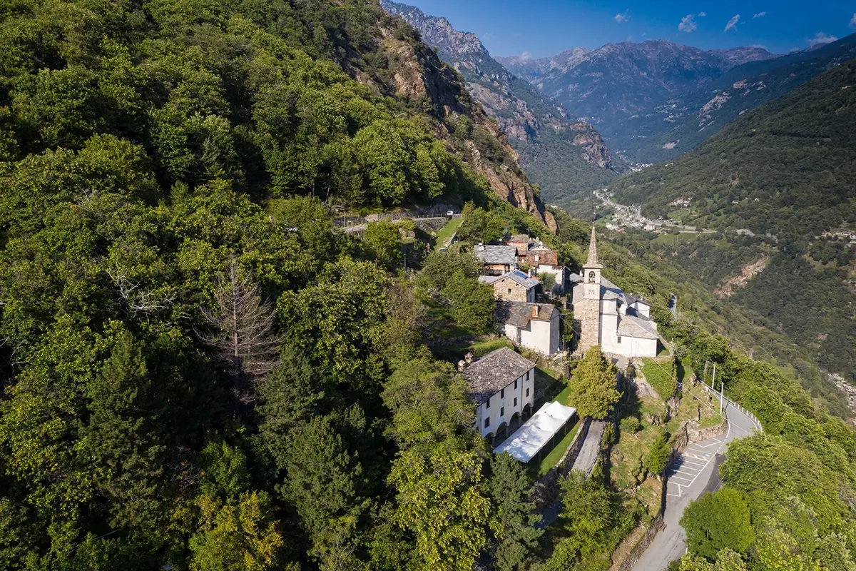 Il Santuario Notre-Dame de la Garde a Perloz. Foto: Davide Camisasca Sei tappe di trekking alla scoperta della bassa Valle d'Aosta tra musica e cultura