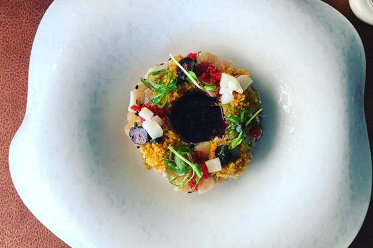 Salmerino in tartare, crumble di maionese, daikon e karkad&egrave; - Sapori di lago a Il Molo Approdo gourmet sul Trasimeno