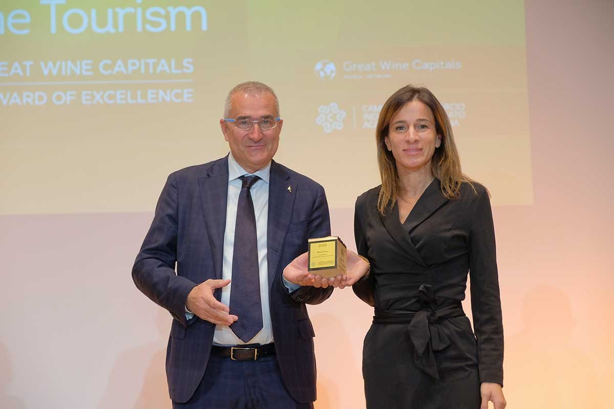 A destra, Sara Molinaroli riceve il premio della Camera di commercio di Verona Cantina Rocca Sveva campione di esperienze innovative al Best of Wine Tourism