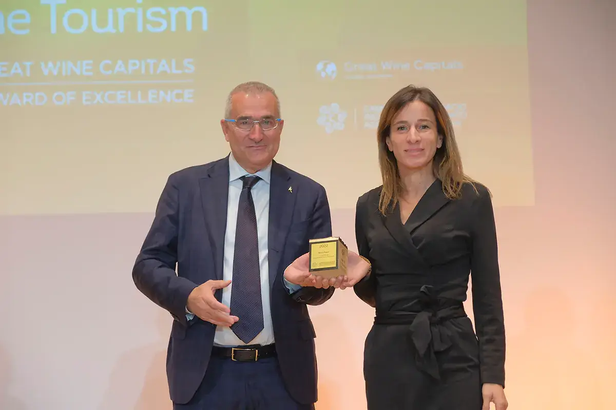A destra, Sara Molinaroli riceve il premio della Camera di commercio di Verona Cantina Rocca Sveva campione di esperienze innovative al Best of Wine Tourism