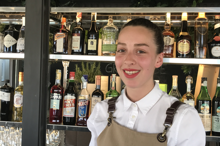 Sara Panzieri - Sara Panzieri, bar manager a 22 anni sulla Sky Terrace dell'Hotel Milano Scala