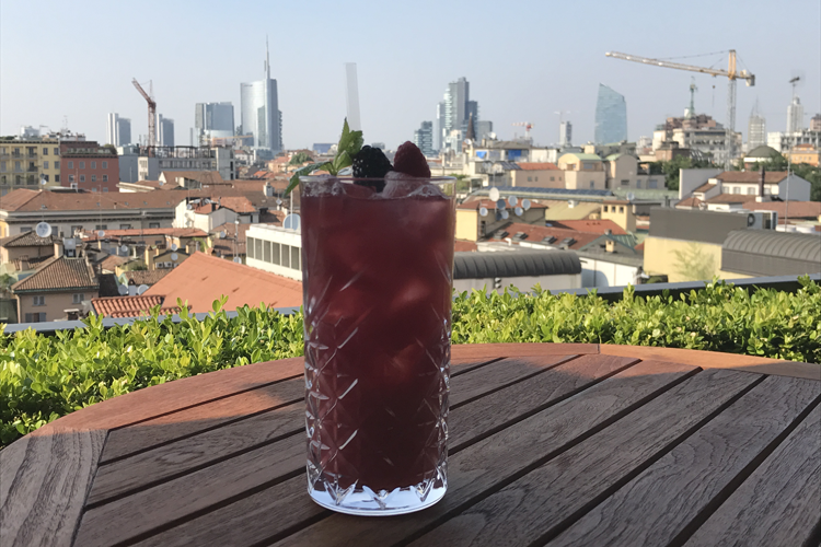 Sara Panzieri, bar manager a 22 anni sulla Sky Terrace dell'Hotel Milano Scala