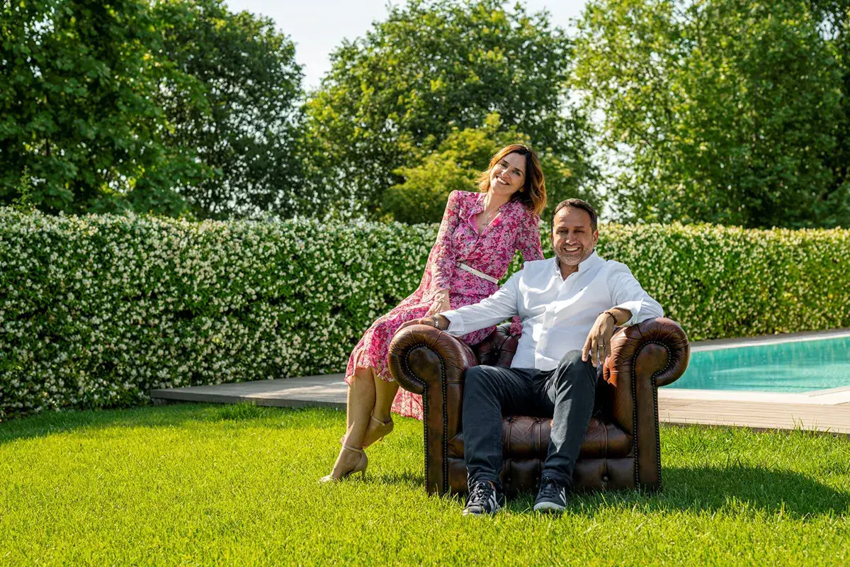 Maria Morbi e Roberto Proto nel ristorante - giardino di casa