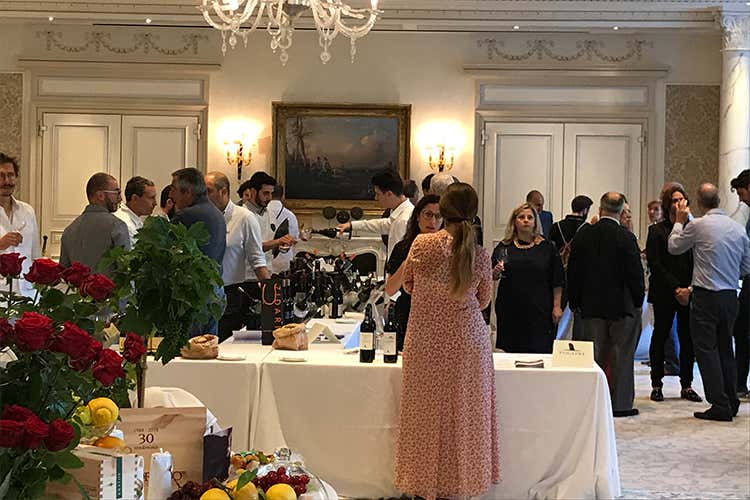 Sartorialità ed enologia a Palazzo Parigi Degustazioni nei calici proposti da Chs Sartorialità ed enologia a Palazzo Parigi Degustazioni nei calici proposti da Chs