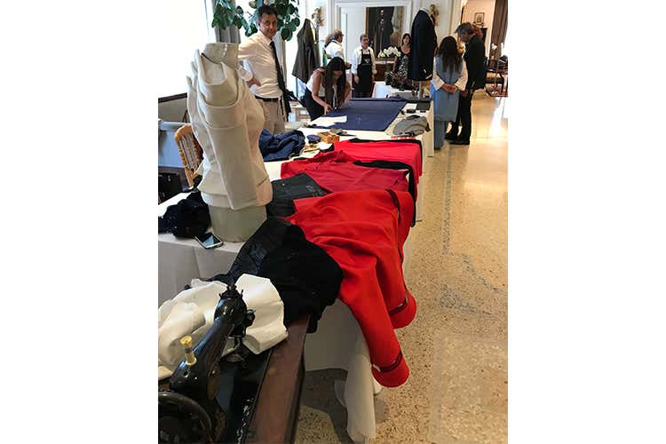 Sartorialità ed enologia a Palazzo Parigi Degustazioni nei calici proposti da Chs Sartorialità ed enologia a Palazzo Parigi Degustazioni nei calici proposti da Chs