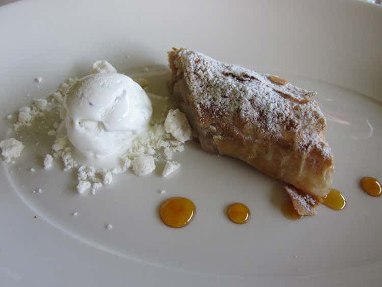 Strudel croccante di pere e finocchio con gelato al timo Strudel croccante di pere e finocchio con gelato al timo