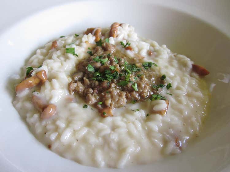 Risotto Carnaroli lavorato con finferli, Trentingrana e ragù di anatroccolo Risotto Carnaroli lavorato con finferli, Trentingrana e ragù di anatroccolo