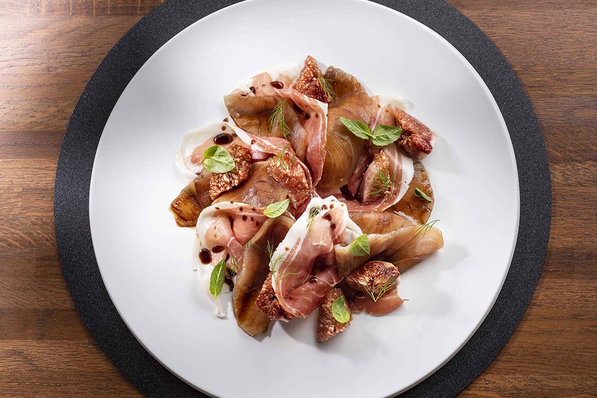 Sashimi di ricciola, prosciutto crudo di Fonni, fichi e teriyaki al mirto Gustare la Sardegna stando a Milano? Riapre Frades Porto Cervo