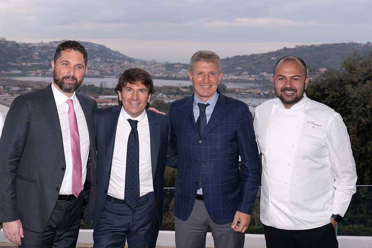 Da sinistra: Pino Savoia, Alfredo Gisonno, Roberto Laringe e Angelo Carannante. Foto: Luca Bylon Un tavolo sul mare: benvenuti al Caracòl Gourmet di Bacoli Da sinistra: Pino Savoia, Alfredo Gisonno, Roberto Laringe e Angelo Carannante. Foto: Luca Bylon Un tavolo sul mare: benvenuti al Caracòl Gourmet di Bacoli