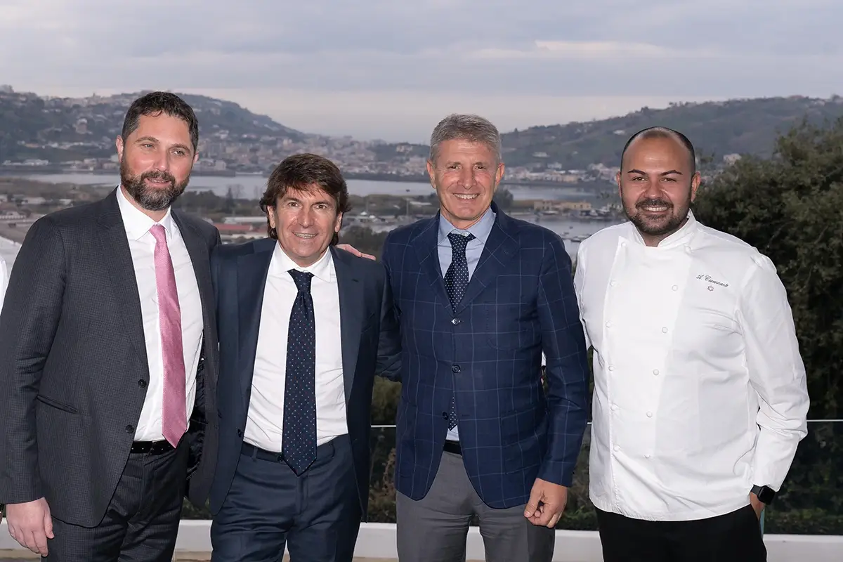 Da sinistra: Pino Savoia, Alfredo Gisonno, Roberto Laringe e Angelo Carannante. Foto: Luca Bylon Un tavolo sul mare: benvenuti al Carac&ograve;l Gourmet di Bacoli