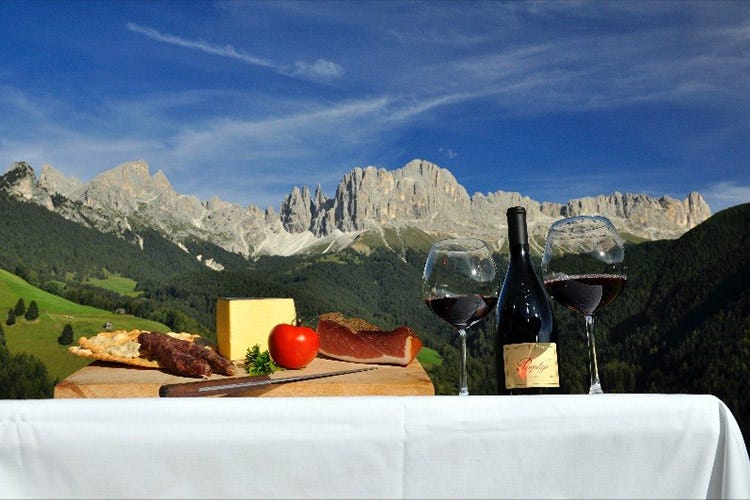 Pranzo gourmet nello splendido scenario delle Dolomiti (Scalata in vetta e pranzo Settimana speciale all'hotel Lamm)