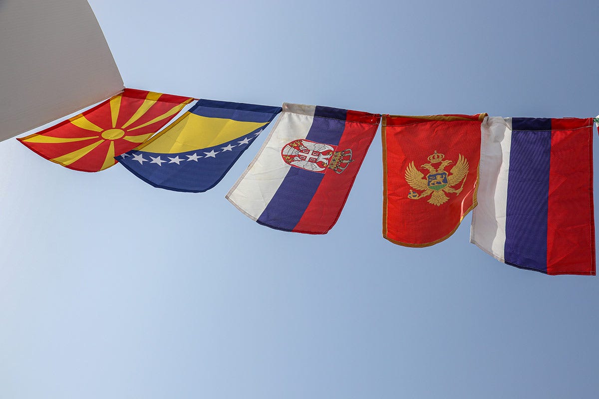 Bandiere di stati dei Balcani Scappare dal Natale? Ecco 5 mete all’estero per una vacanza last minute