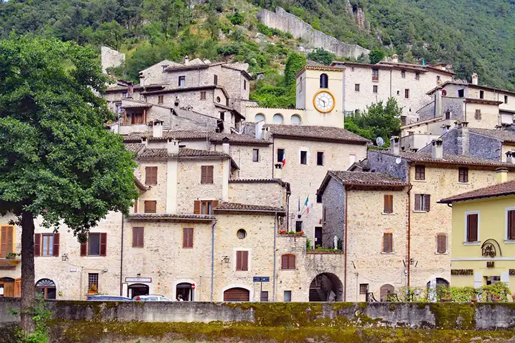 L&rsquo;appuntamento Rigenerare la vita: partiamo dai borghi. Modelli di benessere sostenibile &egrave; ospitato all&rsquo;Accademia del Tartufo Urbani Il rilancio dei borghi in chiave green Opportunit&agrave; per donne e giovani