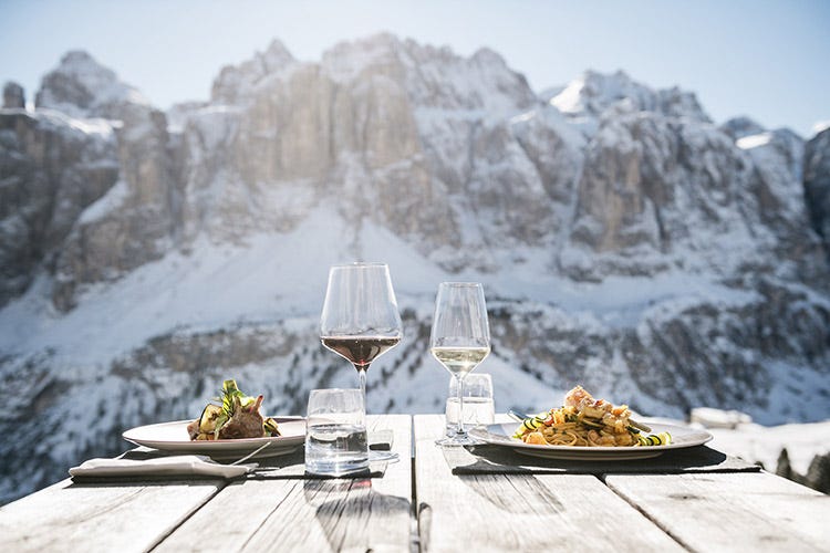 Pausa gustosa durante la sciata (Sciare con gusto, 11ª edizione Cucina gli amici dell’Alta Badia)