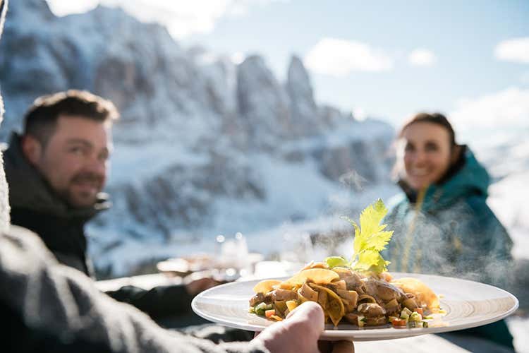 Per prenotare il proprio tavolo targato “Sciare con gusto” si può chiamare direttamente il rifugio Foto: IDM-Suedtirol - Alex-Moling - Sciare con gusto in Alta Badia Tra giovani cuochi e sostenibilità