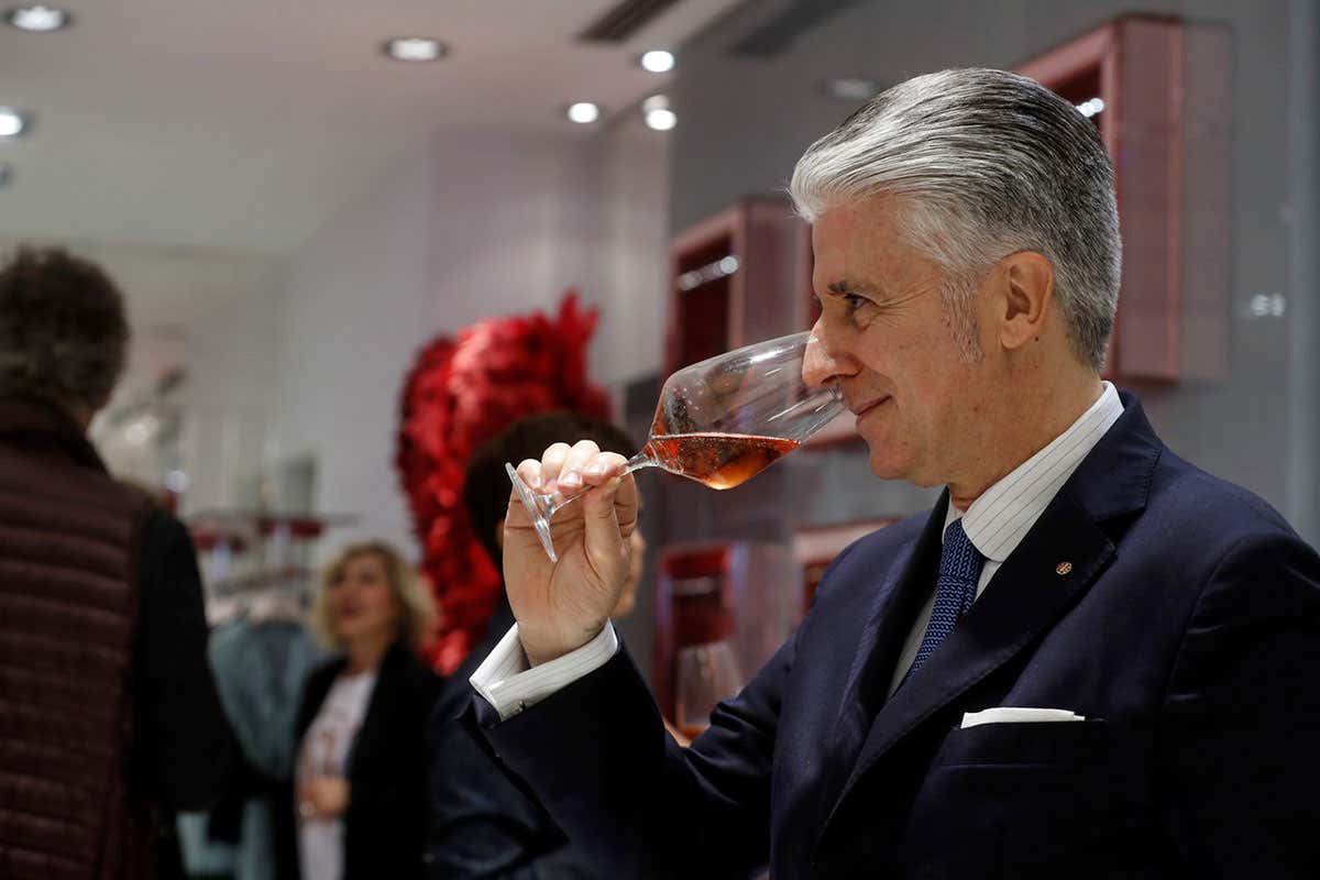 Alessandro Scorsone (Corriere Roma) Il sommelier? Un lavoro nobile! La formazione inizi dagli istituti alberghieri Alessandro Scorsone (Corriere Roma) Il sommelier? Un lavoro nobile! La formazione inizi dagli istituti alberghieri