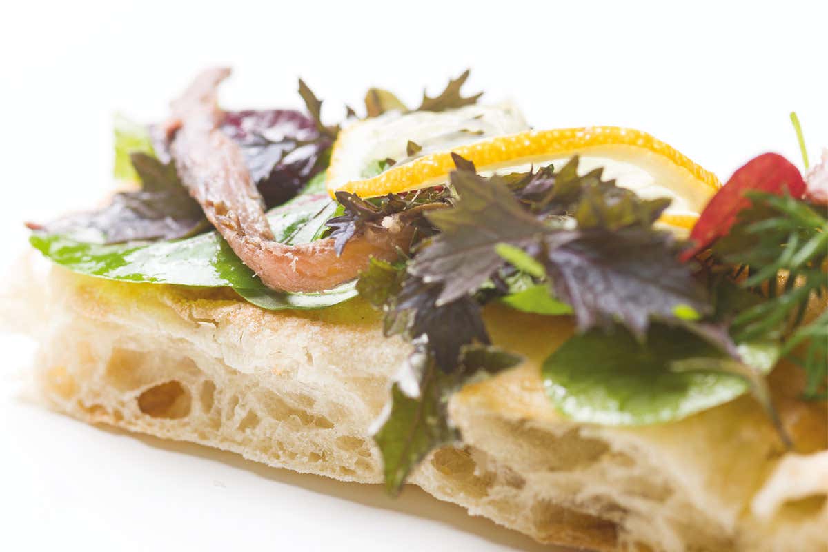 Scrocchiarella rustica con misticanza, alici e limone
