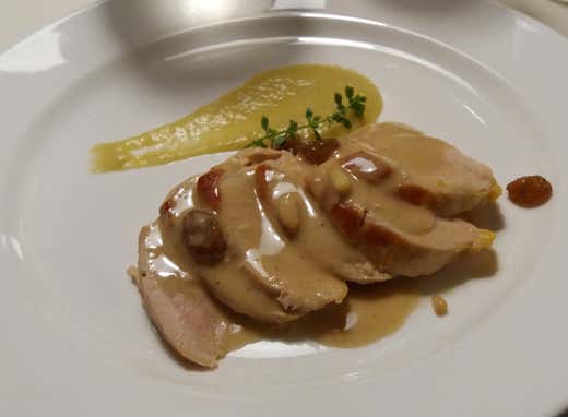 Petto di faraona cotto a bassa temperatura con germogli di insalatina