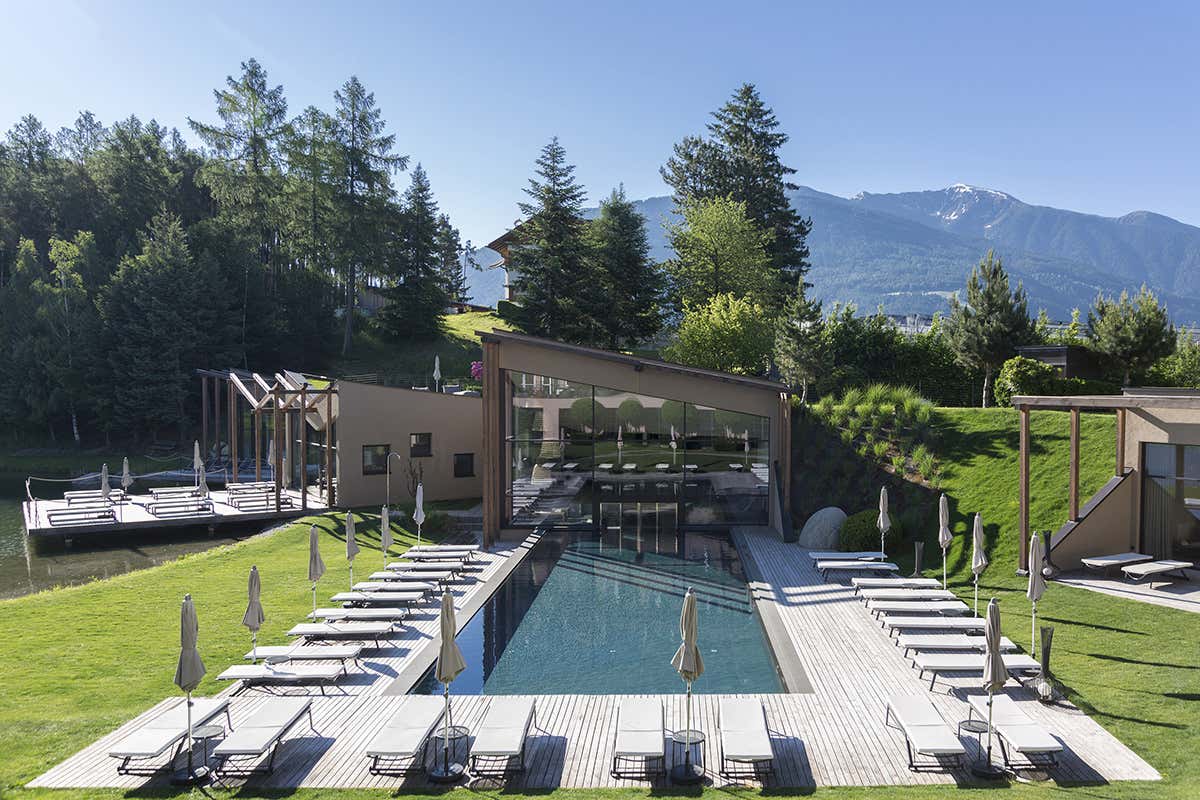 La scenografica piscina Seehof Nature Retreat, più che un hotel una casa sul lago