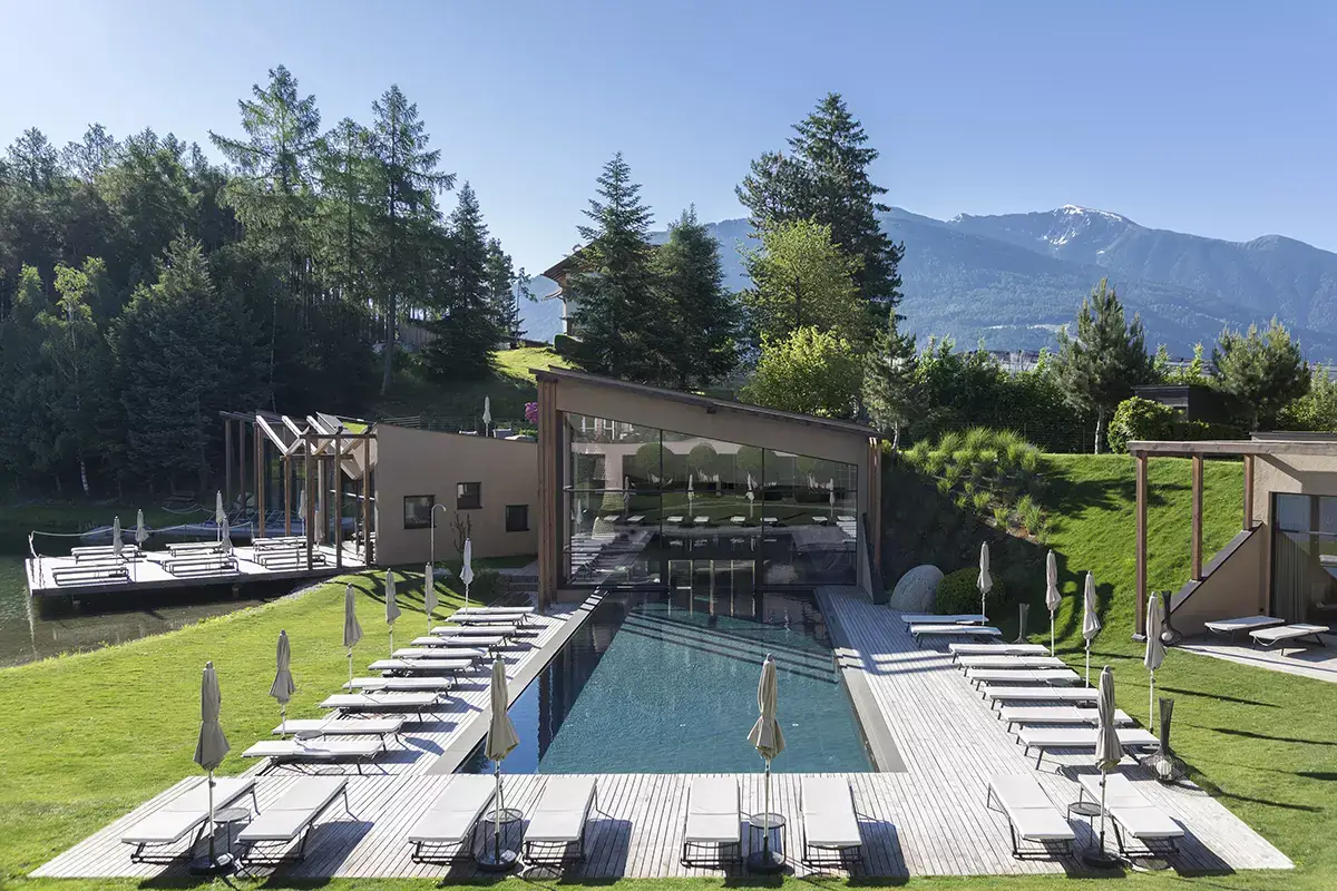 La scenografica piscina Seehof Nature Retreat, più che un hotel una casa sul lago