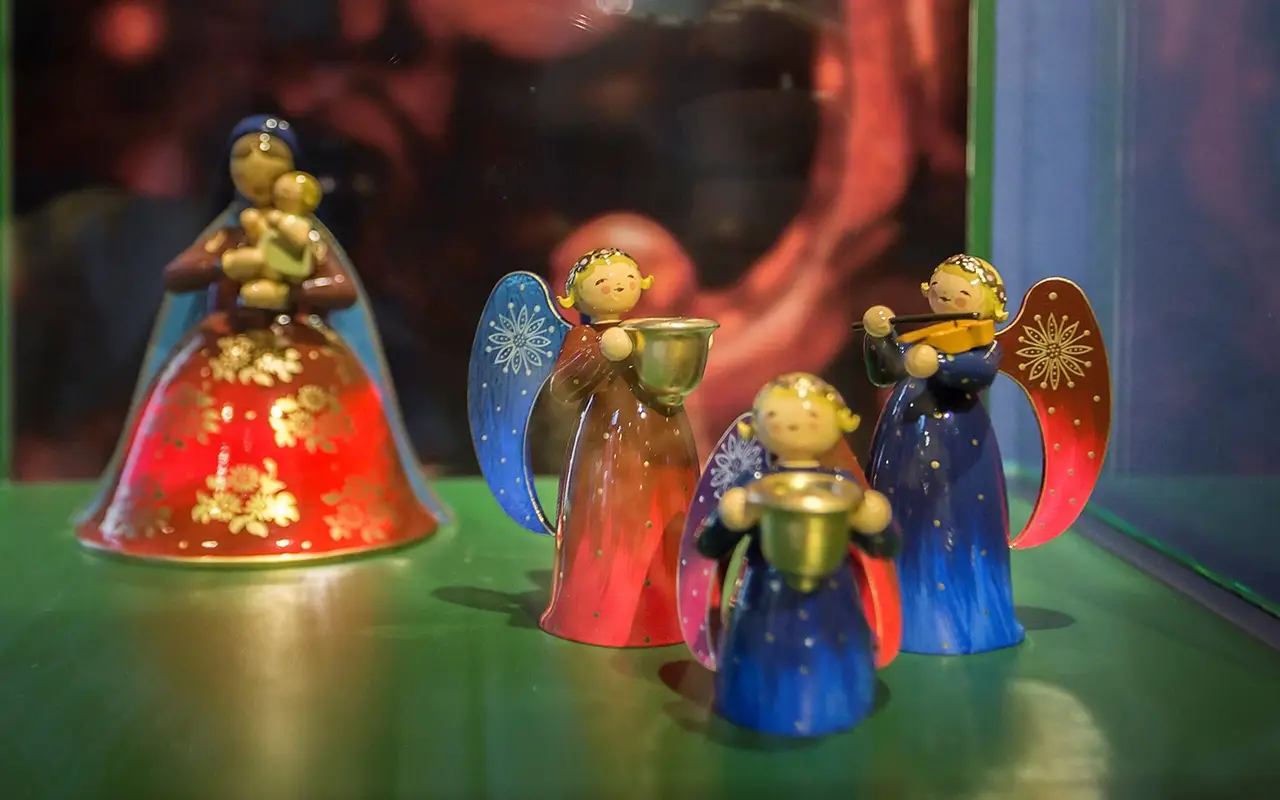 Artigianato natalizio dei Monti Metalliferi in esposizione a Seiffen Foto: Katja Fouad Vollmer Il Natale pi&ugrave; autentico? In Sassonia, tra citt&agrave;, borghi e castelli