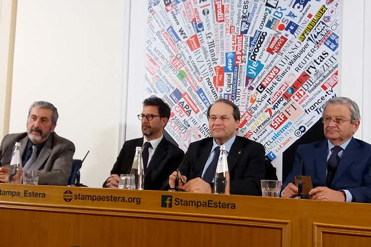 Paolo Corbini, Roberto Mastrosanti, Floriano Zambon e Floriano Panza (La Selezione del sindaco cambia nome Il concorso alla sua 18ª edizione) Paolo Corbini, Roberto Mastrosanti, Floriano Zambon e Floriano Panza (La Selezione del sindaco cambia nome Il concorso alla sua 18ª edizione)
