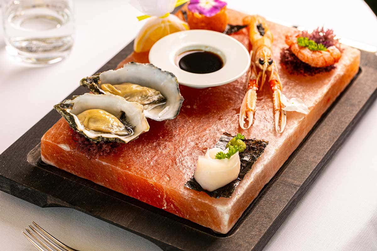 La selezione di crudi (Credits: Alberto Blasetti) A Les Etoiles brilla la stella dell'accoglienza con la cucina circolare di William Anzidei