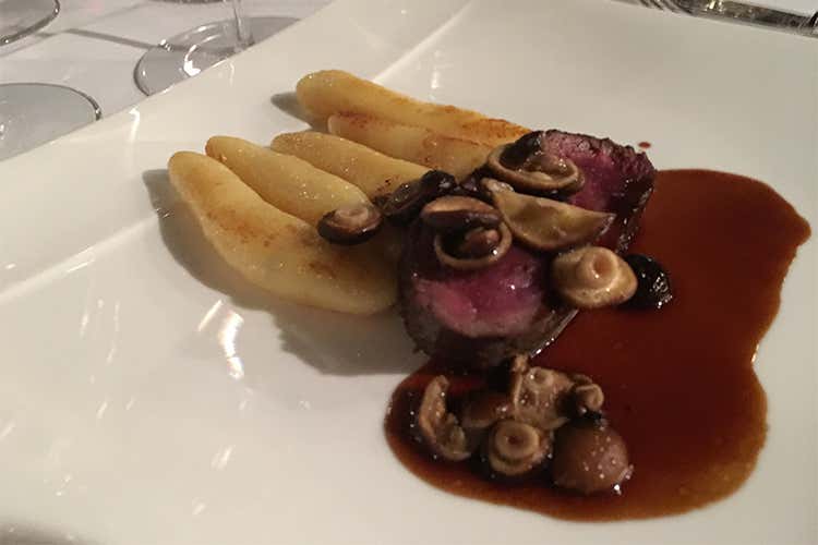 Sella di cervo con crosta di spezie, pioppini e "Schnupfnudeln" Sella di cervo con crosta di spezie, pioppini e "Schnupfnudeln"