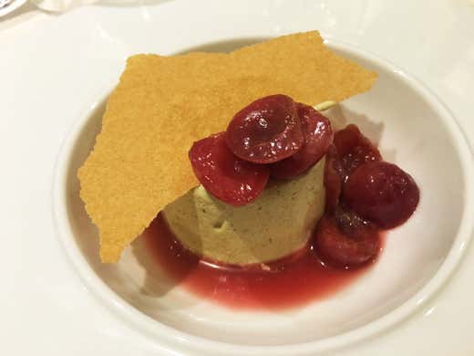 Semifreddo al pistacchio con ciliegie all&rsquo;amaretto
