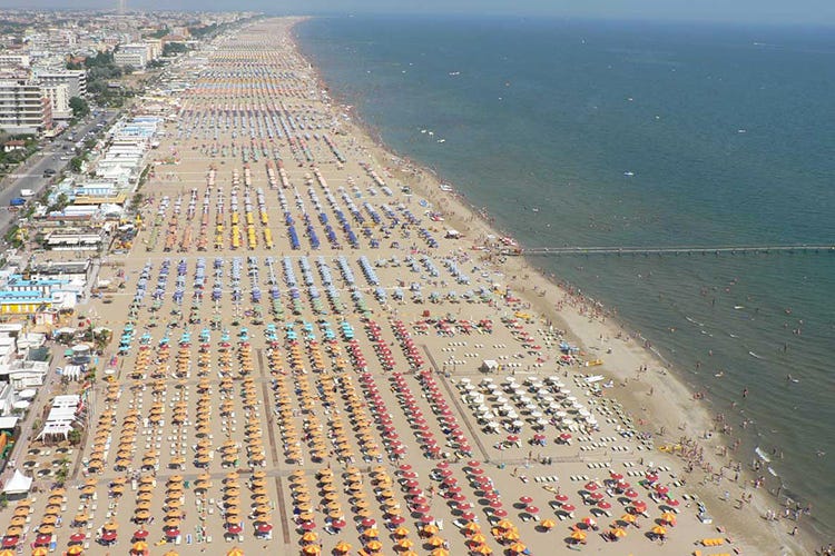 La spiaggia di Rimini - Sempre meno spiagge libere Alassio regina degli stabilimenti