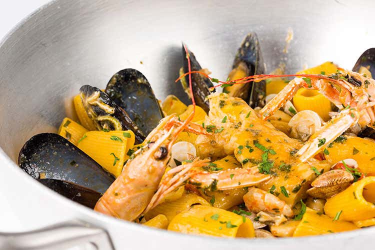 (A Senigallia s&rsquo;inforna Mezzometro L&rsquo;originale pizza tutta italiana)