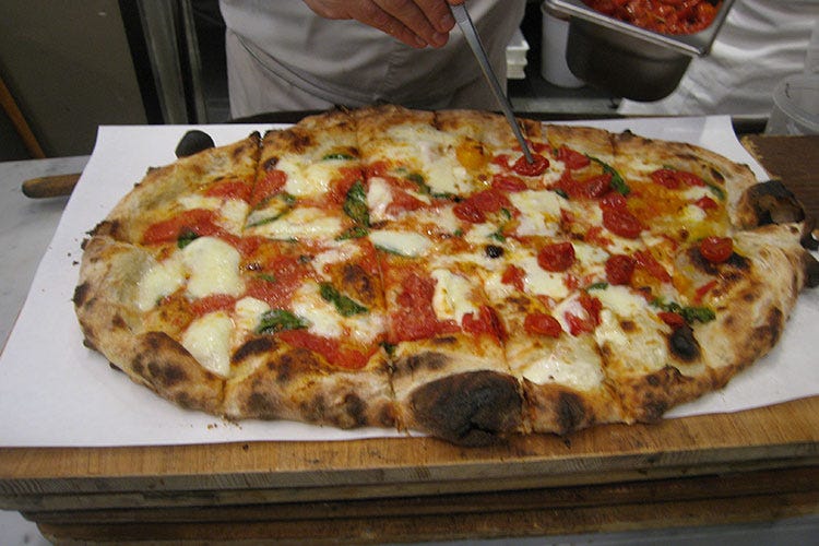 (A Senigallia s’inforna Mezzometro L’originale pizza tutta italiana)