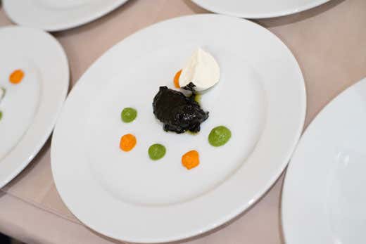 Seppioline di Barena al nero con Mozzarella di bufala campana Dop e salsa di carciofi/spinaci e pomodoro/peperone Valbona