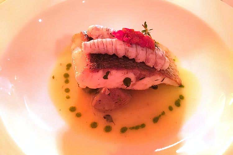 Filetto di spigola d'altura arrostita al rosmarino marino, fumetto alle canocchie, Vermentino e carciofi sardi - Sergio Mei (Sergio Mei al CastaDiva Resort Ospite di una serata firmata Euro-Toques) Filetto di spigola d'altura arrostita al rosmarino marino, fumetto alle canocchie, Vermentino e carciofi sardi - Sergio Mei (Sergio Mei al CastaDiva Resort Ospite di una serata firmata Euro-Toques)
