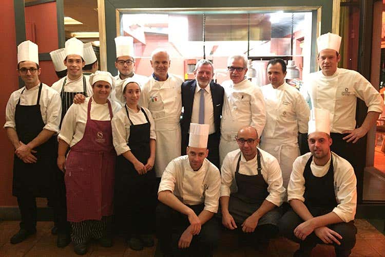 Enrico Derflingher, Alberto Lupini, Sergio Mei, Massimiliano Mandozzi e lo staff del CastaDiva (Sergio Mei al CastaDiva Resort Ospite di una serata firmata Euro-Toques) Enrico Derflingher, Alberto Lupini, Sergio Mei, Massimiliano Mandozzi e lo staff del CastaDiva (Sergio Mei al CastaDiva Resort Ospite di una serata firmata Euro-Toques)