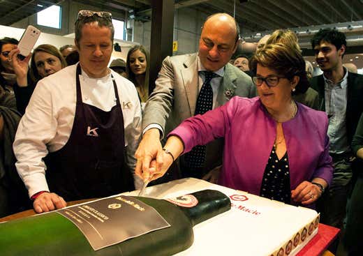 Sergio e Daniela Zingarelli con Ernst Knam al taglio della torta Sergio e Daniela Zingarelli con Ernst Knam al taglio della torta