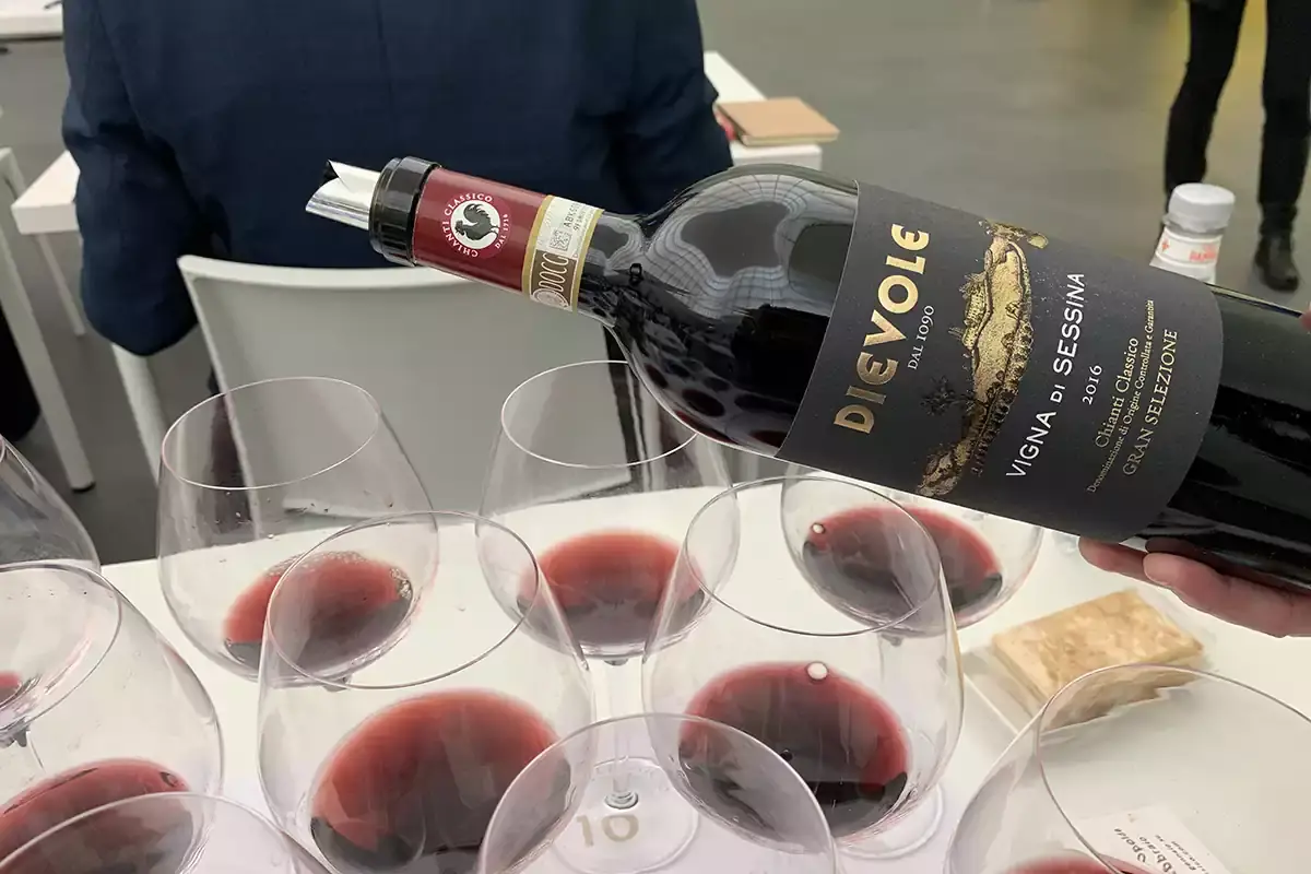 Si riempiono i calici Chianti Classico: il territorio conquista l&rsquo;etichetta