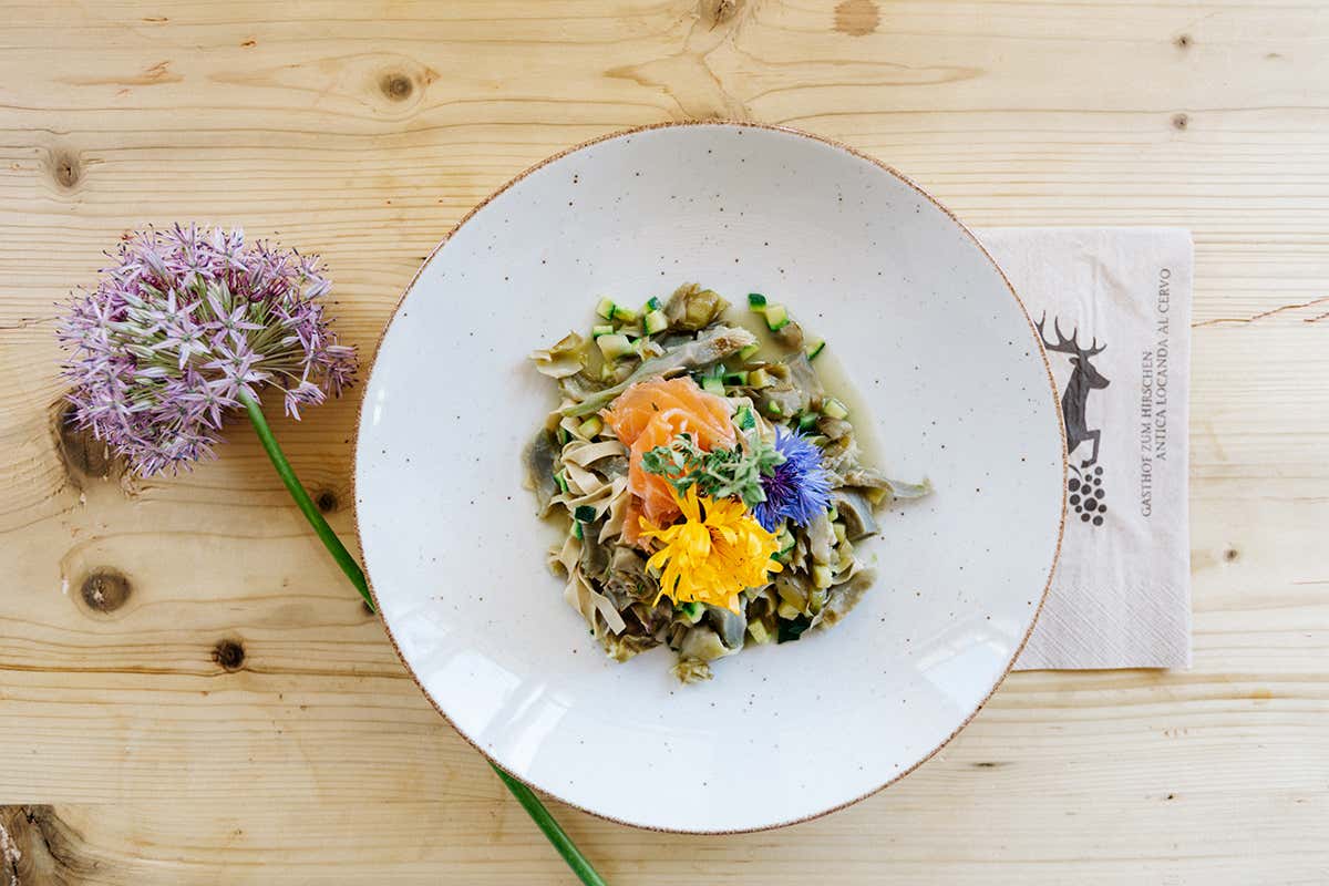 Erbe selvatiche e fiori in cucina: le prelibatezze delle settimane gastronomiche primaverili