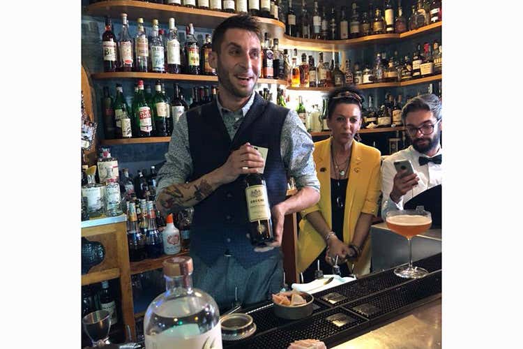 Matteo Esubi (Sfida tra barman a colpi di Vermouth L'eccellenza piemontese è da sdoganare) Matteo Esubi (Sfida tra barman a colpi di Vermouth L'eccellenza piemontese è da sdoganare)