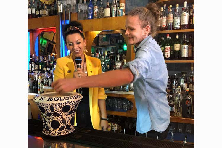 Cinzia Ferro e Corey Squarzoni (Sfida tra barman a colpi di Vermouth L'eccellenza piemontese è da sdoganare) Cinzia Ferro e Corey Squarzoni (Sfida tra barman a colpi di Vermouth L'eccellenza piemontese è da sdoganare)
