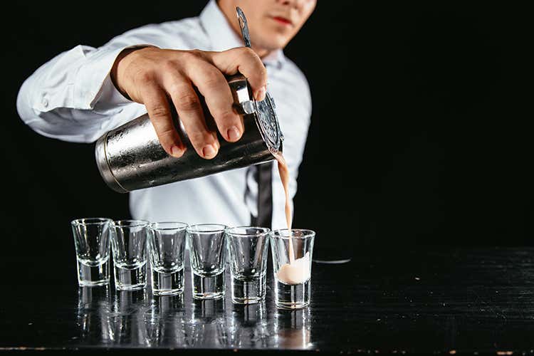 Alla gara possono partecipare anche i dilettanti - Sfide a colpi di Cocktail a Bologna In gara anche baristi per caso Alla gara possono partecipare anche i dilettanti - Sfide a colpi di Cocktail a Bologna In gara anche baristi per caso