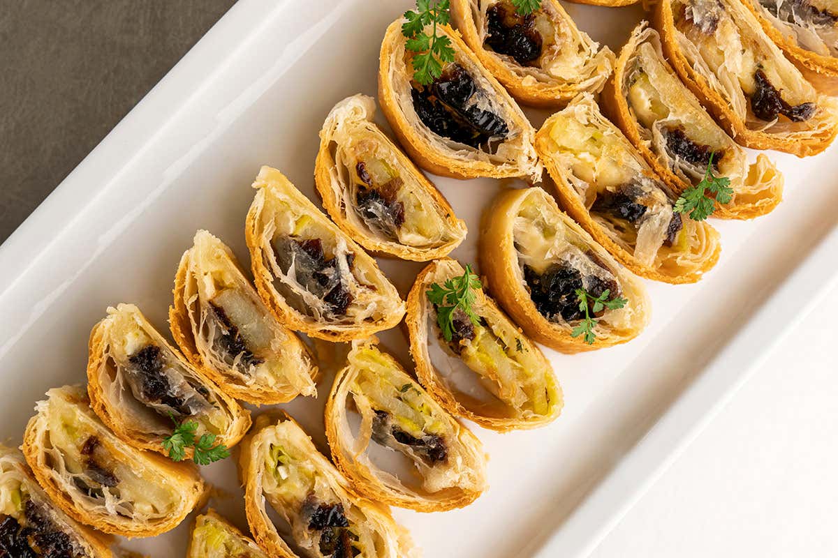 Sfogliata con brie e Prugne della California al profumo di timo Prugne della California protagoniste nelle ricette creative di Andrea Mainardi