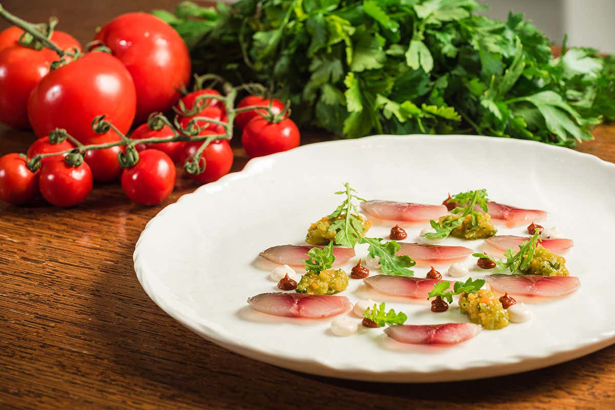 Sgombro marinato, pomodoro alla brace e prezzemolo Moma, quando l’arte sposa la cucina