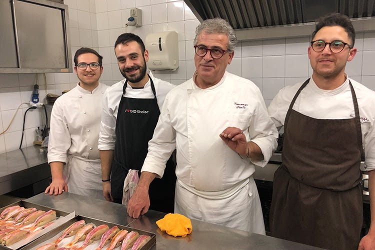 Vincenzo Pinto e la brigata di A'Cuncuma Restaurant (La Sicilia di Vincenzo Pinto fra tradizione e cucina gourmet)