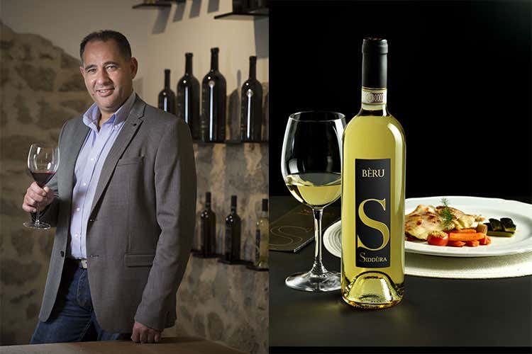 Massimo Ruggero con la bottiglia di Bèru (I guru internazionali del vinoscelgono la Sardegna di Siddùra) Massimo Ruggero con la bottiglia di Bèru (I guru internazionali del vinoscelgono la Sardegna di Siddùra)