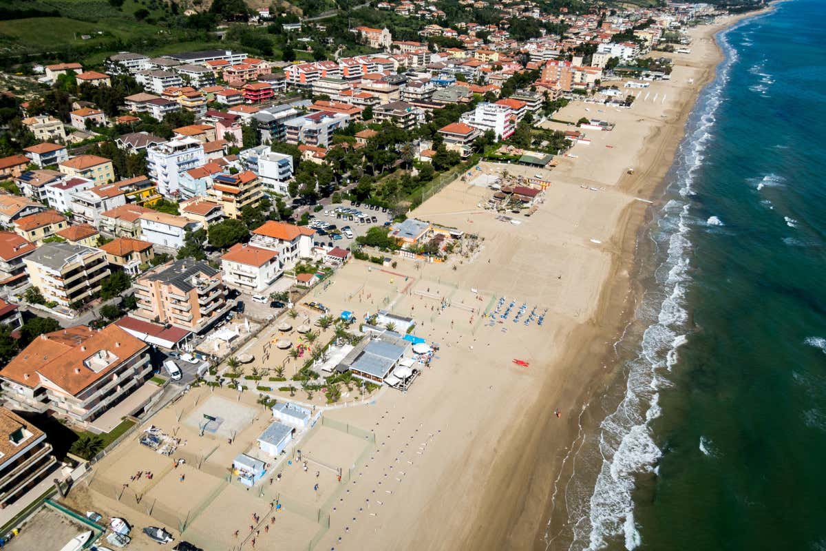 La spiaggia di Silvi Marina Multa da 20mila euro e chiusura dell'attività per un ristorante abusivo di Silvi Marina