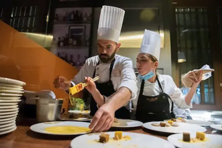 A sinistra, lo chef Simone De Siato Palazzo BN, l'ex banca diventa un tempio dell'ospitalità e della gastronomia